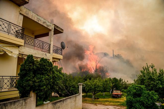 Συνεχίζουν να μαίνονται οι πυρκαγιές στη Δυτική Ελλάδα. Τα μεγαλύτερα μέτωπα εντοπίζονται σε Αχαΐα,