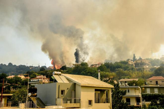 Συνεχίζουν να μαίνονται οι πυρκαγιές στη Δυτική Ελλάδα. Τα μεγαλύτερα μέτωπα εντοπίζονται σε Αχαΐα,