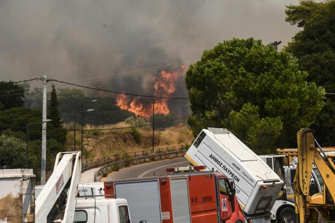 Συνεχίζουν να μαίνονται οι πυρκαγιές στη Δυτική Ελλάδα. Τα μεγαλύτερα μέτωπα εντοπίζονται σε Αχαΐα,