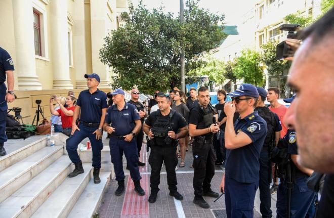 Στον εισαγγελέα οδηγούνται οι τρεις νεαροί που συνελήφθησαν για εμπρησμό στην Πάτρα/ intime
