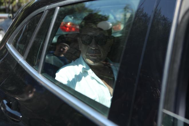 Η στιγμή που ο Γιώργος Μαζωνάκης παίρνει εξιτήριο από την ψυχιατρική κλινική