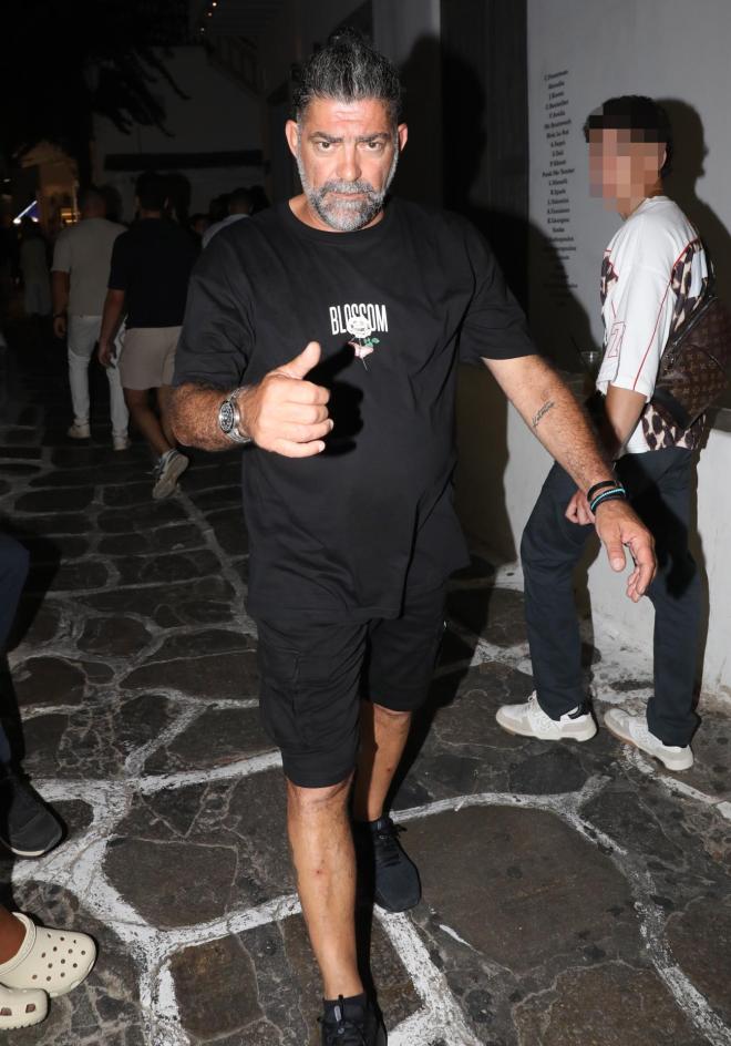 Ο Μιχάλης Ιατρόπουλος στα σοκάκια της Μυκόνου