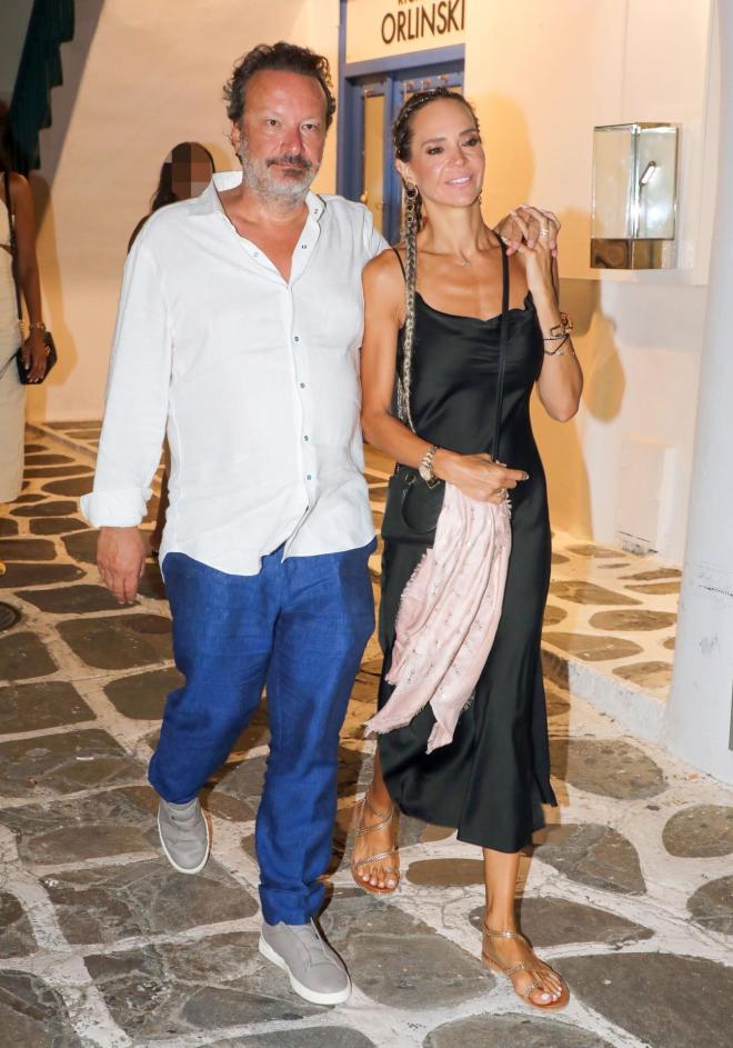 Νικολέττα Καρρά - Διονύσης Παναγιωτάκης: Αγκαλιά στα σοκάκια της Μυκόνου