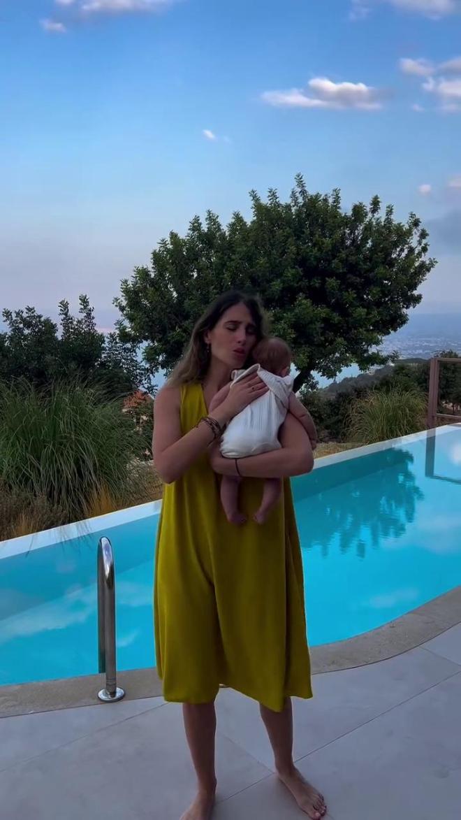 Παυλίνα Βουλγαράκη: Το υπέροχο νανούρισμα στη 2,5 μηνών κορούλα της