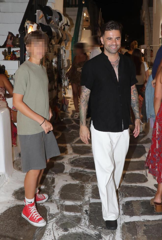 Ο Θοδωρής Μαραντίνης με τον 17χρονο γιο του, Φίλιππο, στη Μύκονο (Νίκος Ζότος / NDP Photo Agency)