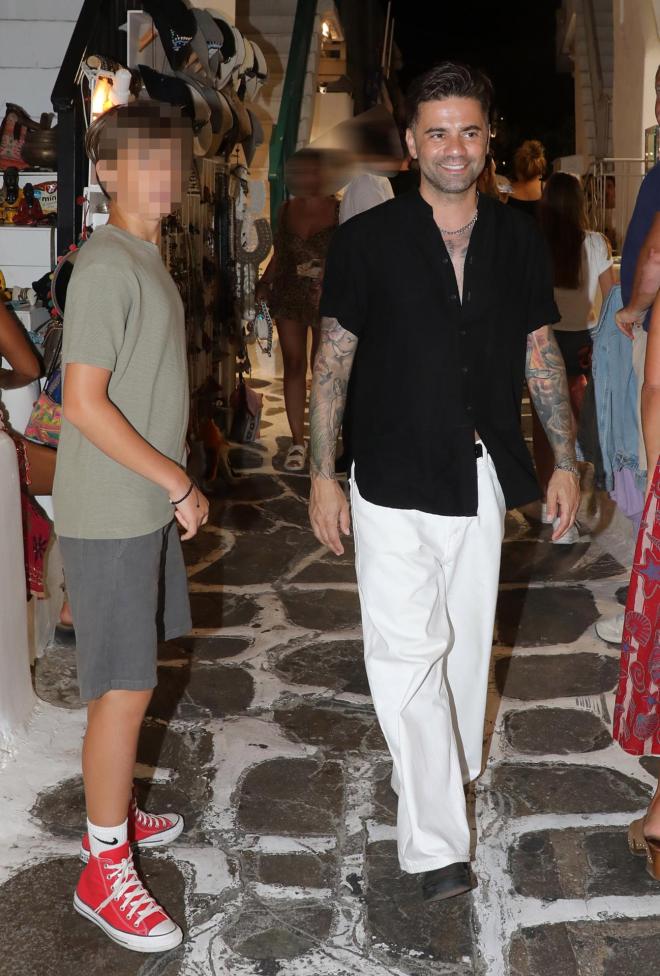 Ο Θοδωρής Μαραντίνης με τον 17χρονο γιο του, Φίλιππο, στη Μύκονο (Νίκος Ζότος / NDP Photo Agency)