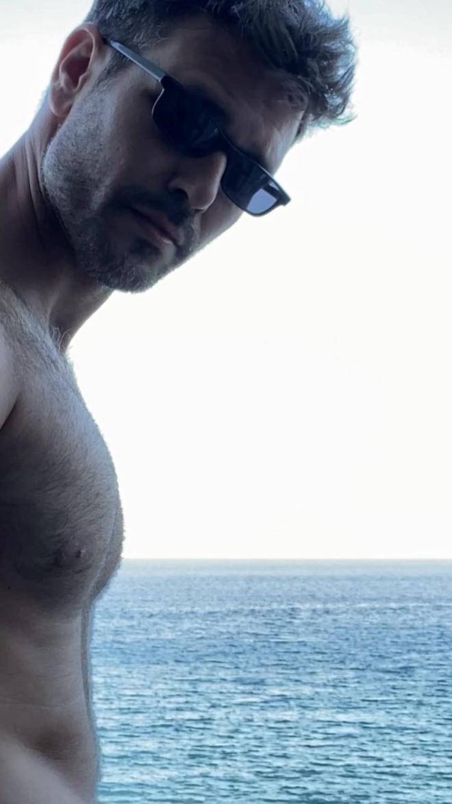 Μιχάλης Λεβεντογιάννης: Φωτογραφίζεται χωρίς μπλούζα με φόντο το απέραντο γαλάζιο της θάλασσας
