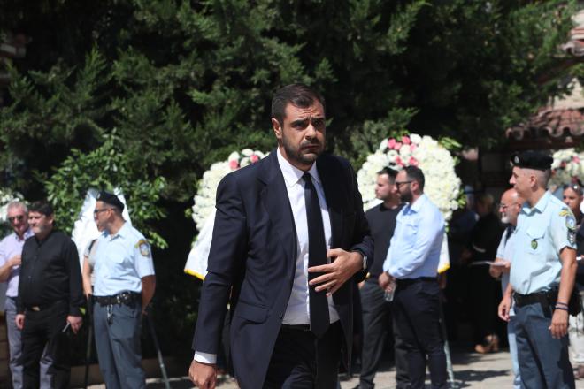 Ο Παύλος Μαρινάκης στην κηδεία Βεσυρόπουλου 