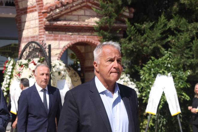 Ο Μάκης Βορίδης στην κηδεία Βεσυρόπουλου 