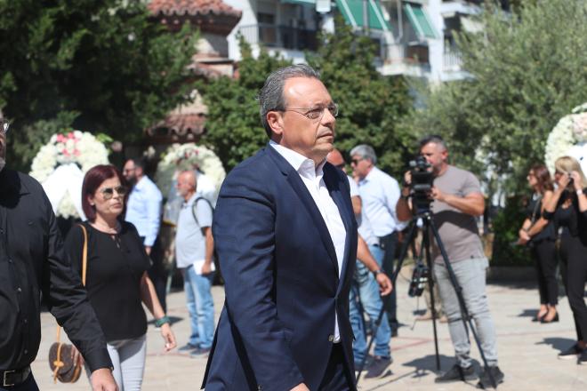 Ο Σωκράτης Φάμελλος στην κηδεία Βεσυρόπουλου 