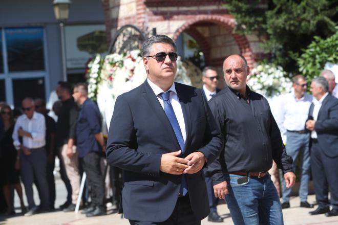 Ο Απόστολος Τζιτζικώστας στην κηδεία Βεσυρόπουλου