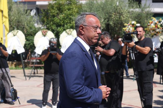 Ο Χρήστος Σταϊκούρας στην κηδεία Βεσυρόπουλου 