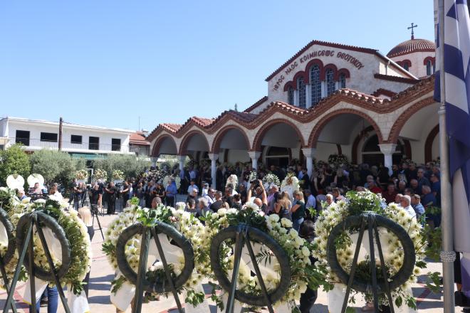 «Έφυγε το καλύτερο παιδί»: Βαθιά συγκίνηση στην κηδεία του Βεσυρόπουλου