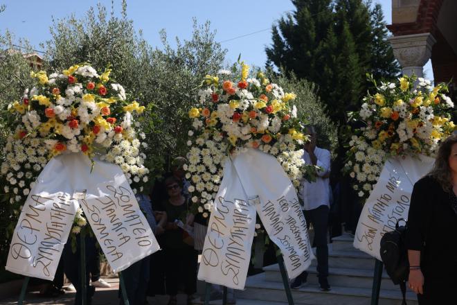 «Έφυγε το καλύτερο παιδί»: Βαθιά συγκίνηση στην κηδεία του Βεσυρόπουλου