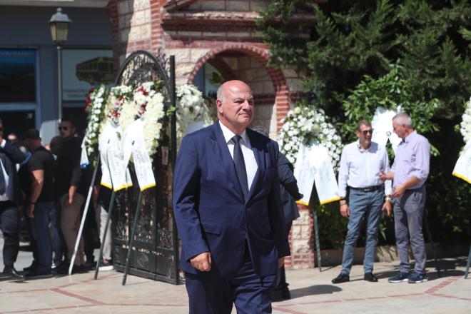 Ο Κώστας Τσιάρας στην κηδεία Βεσυρόπουλου 