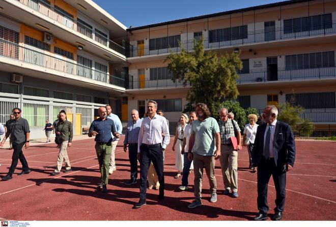 Δέσμευση Μητσοτάκη για περισσότερες ανακαινίσεις στα δημόσια σχολεία