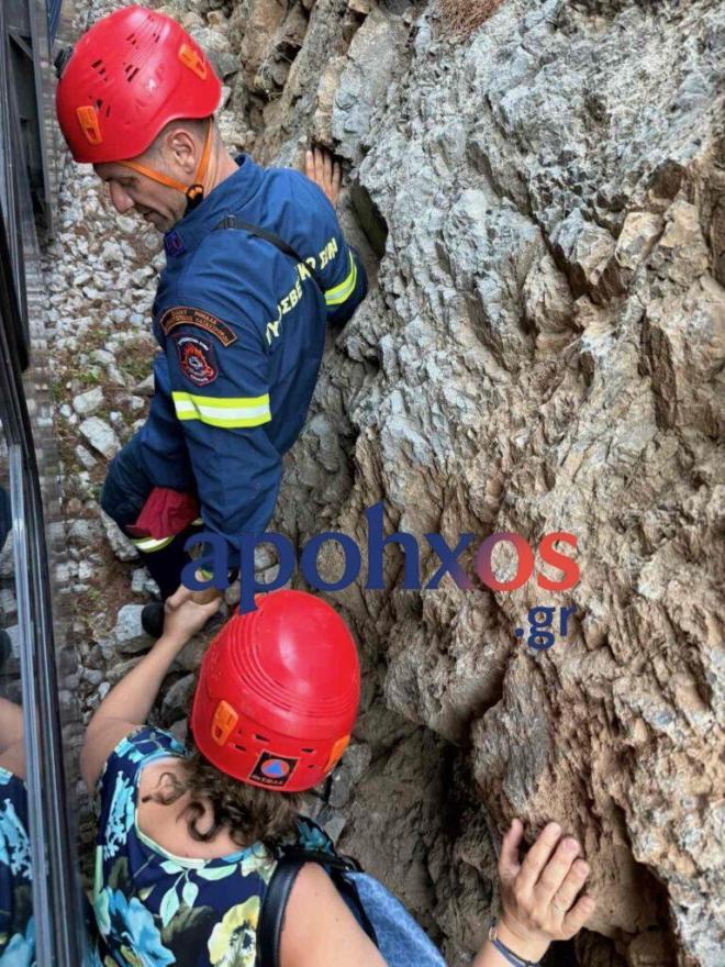 Οδοντωτός: Καρέ καρέ η επιχείρηση απεγκλωβισμού 38 επιβατών