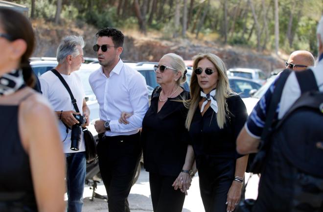 Κηδεία Αλεξάνδρας Νικολαΐδου: Συντετριμμένος ο Ντέμης Νικολαΐδης