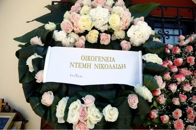 Κηδεία Αλεξάνδρας Νικολαΐδου: Συντετριμμένος ο Ντέμης Νικολαΐδης