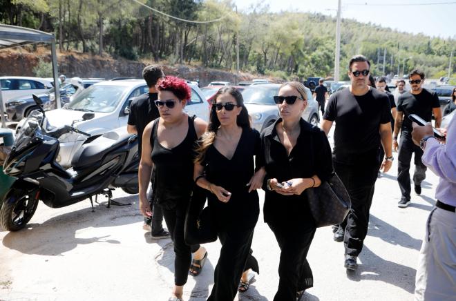 Κηδεία Αλεξάνδρας Νικολαΐδου: Οι φίλοι του Ντέμη στο πλευρό του