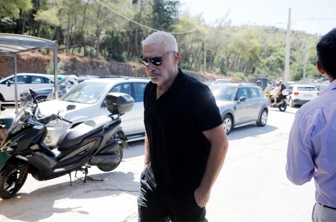 Κηδεία Αλεξάνδρας Νικολαΐδου: Οι φίλοι του Ντέμη στο πλευρό του