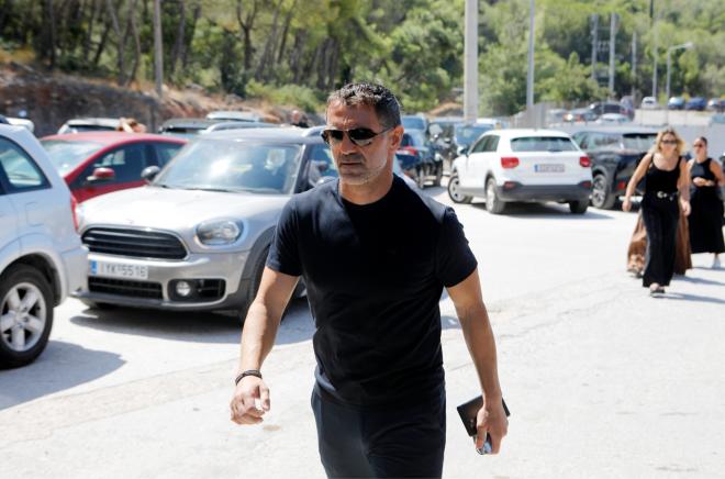 Κηδεία Αλεξάνδρας Νικολαΐδου: Οι φίλοι του Ντέμη στο πλευρό του