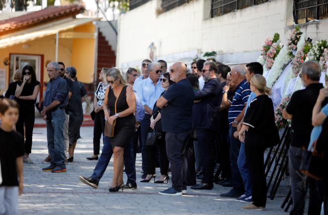 Κηδεία Αλεξάνδρας Νικολαΐδου: Οι φίλοι του Ντέμη στο πλευρό του