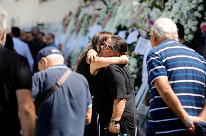 Κηδεία Αλεξάνδρας Νικολαΐδου: Οι φίλοι του Ντέμη στο πλευρό του