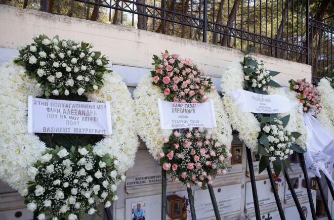 Κηδεία Αλεξάνδρας Νικολαΐδου: Οι φίλοι του Ντέμη στο πλευρό του