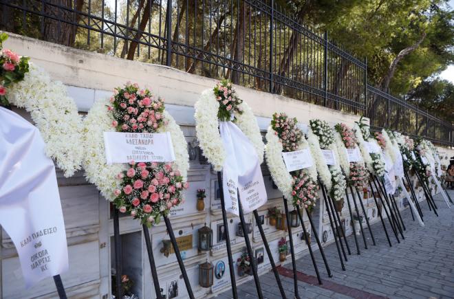 Κηδεία Αλεξάνδρας Νικολαΐδου: Οι φίλοι του Ντέμη στο πλευρό του