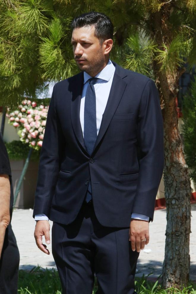 Κηδεία Αλεξάνδρας Νικολαΐδου: Οι φίλοι του Ντέμη στο πλευρό του