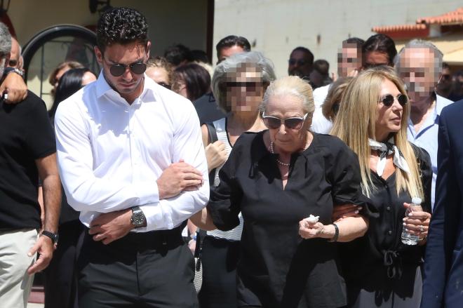 H μητέρα της Αλεξάνδρας Νικολαΐδου υποβασταζόμενη βγήκε από την εκκλησία