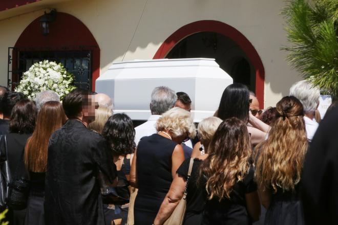 Κηδεία Αλεξάνδρας Νικολαΐδου: Οι φίλοι του Ντέμη στο πλευρό του