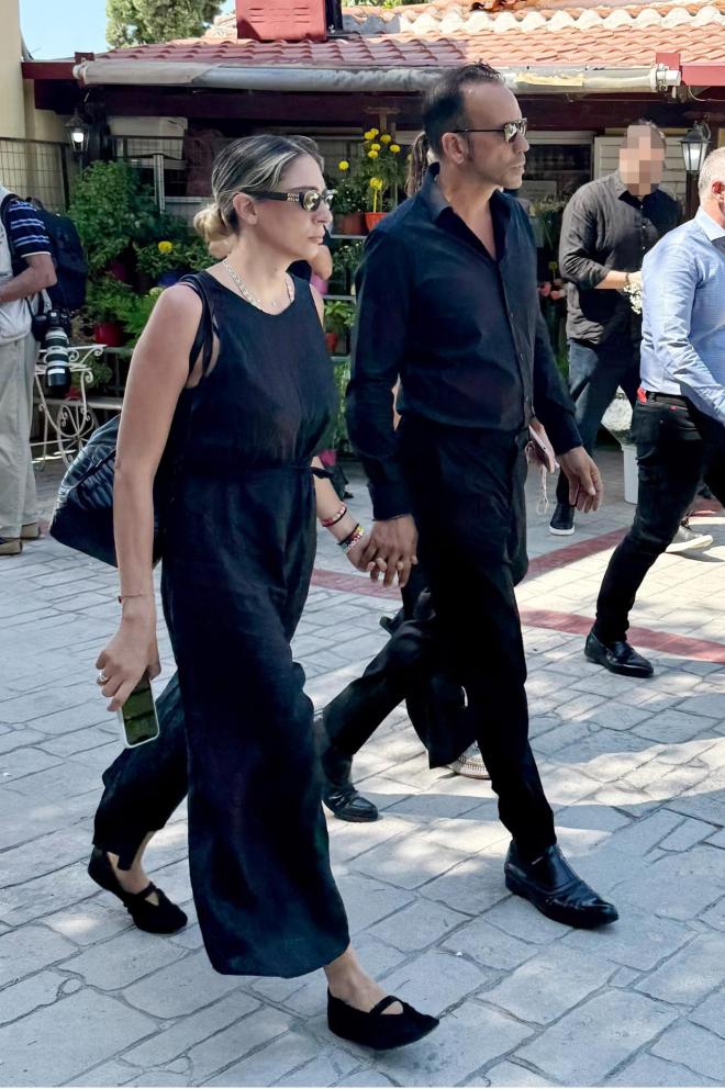 Κηδεία Αλεξάνδρας Νικολαΐδου: Οι φίλοι του Ντέμη στο πλευρό του