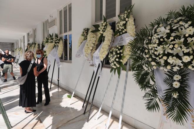 Στεφάνια στην κηδεία του Δ. Κωνσταντάρα
