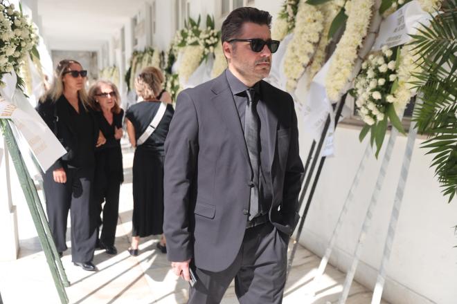 Λάμπρος Κωνσταντάρας στην κηδεία του πατέρα του