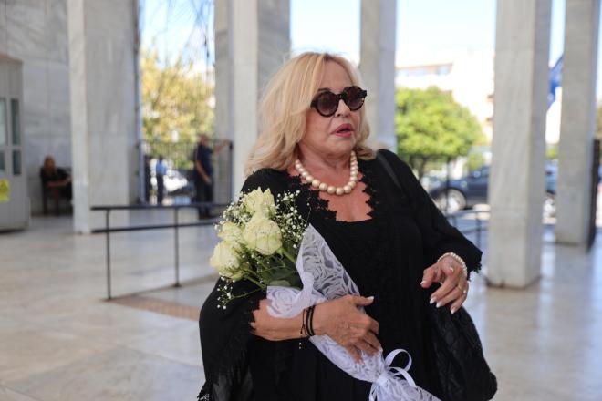 Μπέσυ Αργυράκη στην κηδεία του Δημήτρη Κωνσταντάρα