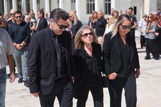 Τα παιδιά και η σύζυγος του Δημήτρη Κωνσταντάρα στην κηδεία του