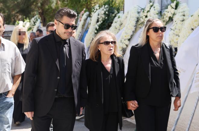 Kηδεία Δημήτρη Κωνσταντάρα: Στη μέση η σύζυγος του εκλικπόντος, Βίκυ Κωντσταντάρα, με τα παιδιά τους Λάμπρο και Παυλίνα/ NDP Ανδρέας Νικολαρέας
