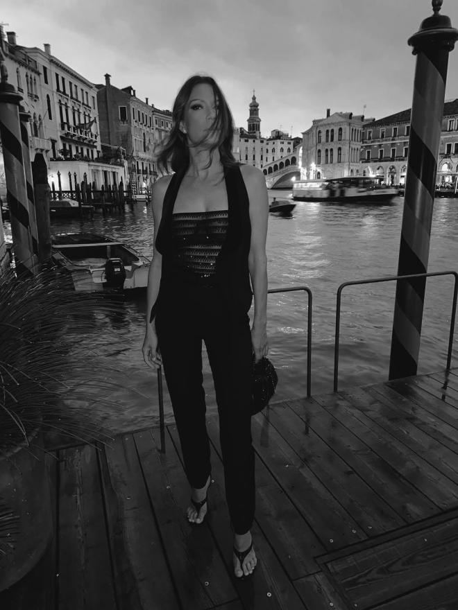 Βίκυ Καγιά: Glam & sexy σε βραδινή έξοδο στη Βενετία