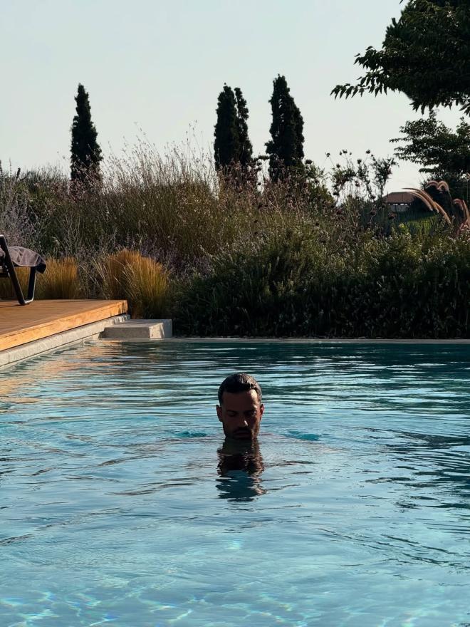 O Κωνσταντίνος Αργυρός κολυμπά σε πισίνα σε γνωστό θέρετρο στη Μεσσηνία/ instagram
