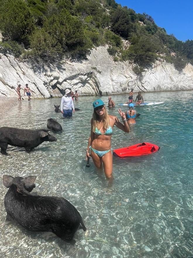Μαριέττα Χρουσαλά: Κολύμπησε στην Άτοκο δίπλα σε γουρούνια