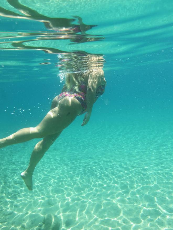 Oι βουτιές της Δανάης Μπάρκα στη Σέριφο/ instagram