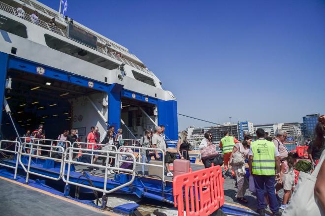Μαζική επιστροφή εκδρομέων: Πάνω από 33.000 αφίξεις στα λιμάνια της Αττικής
