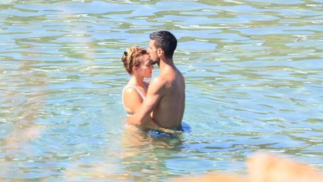 Νόβακ Τζόκοβιτς: Τα «καυτά» φιλιά με τη σύζυγό του Γιελένα στη Μύκονο