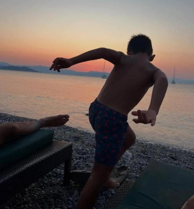 Κατερίνα Παπουτσάκη: Ανέμελες στιγμές στο Αγκίστρι με τους γιους της