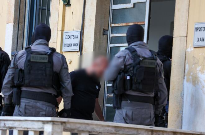 Μεταγωγή συλληφθέντων από μαφία της Κρήτης 