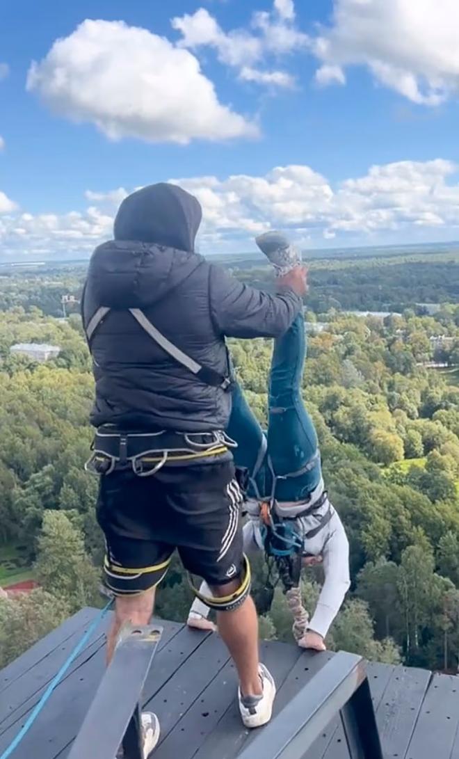 Η στιγμή που η 45χρονη έκαν το άλμα στο bungee jumping