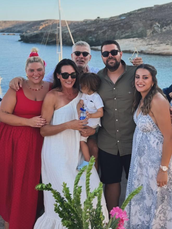 Δανάη Μπάρκα: Έγινε νονά σε βάφτιση στη Σέριφο