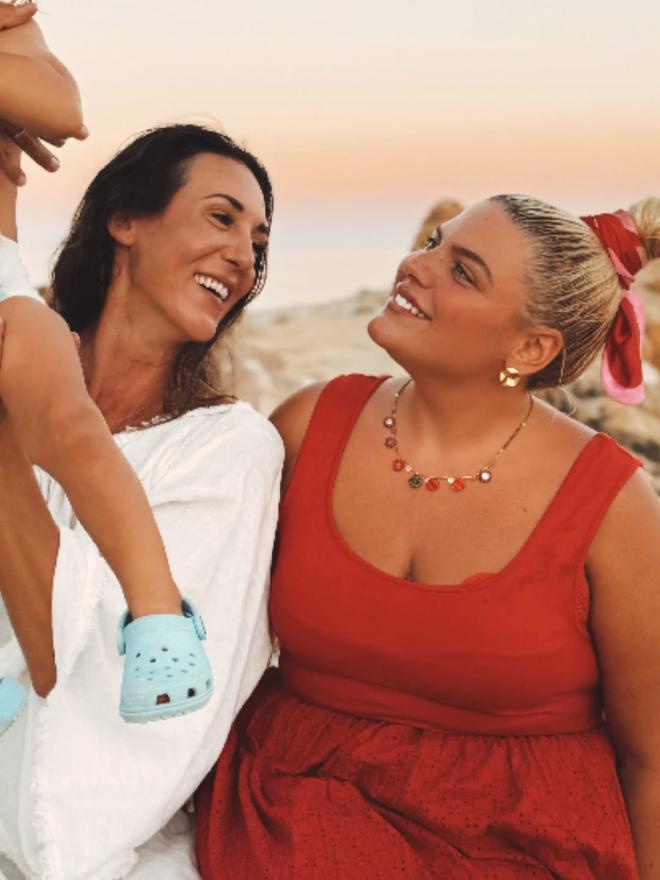 Δανάη Μπάρκα: Έγινε νονά σε βάφτιση στη Σέριφο